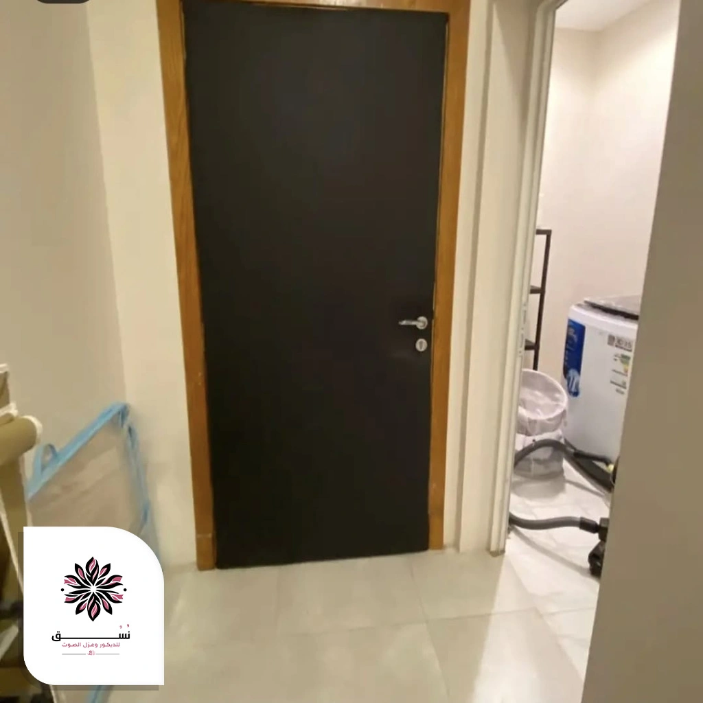 عازل صوت لباب الغرفة الشرقية
